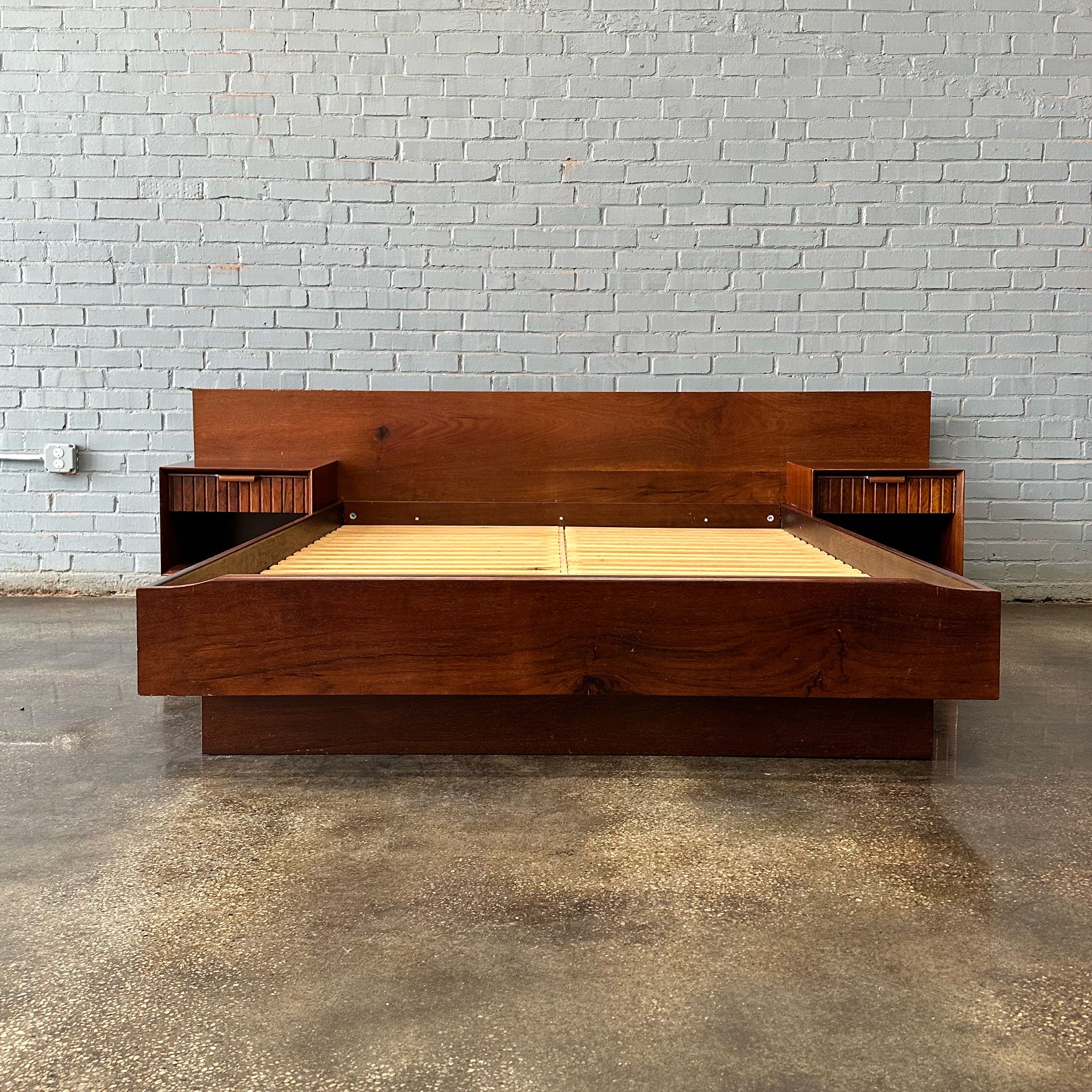 Solid Walnut Mid-Century Modern Platform Bed – Queen Size