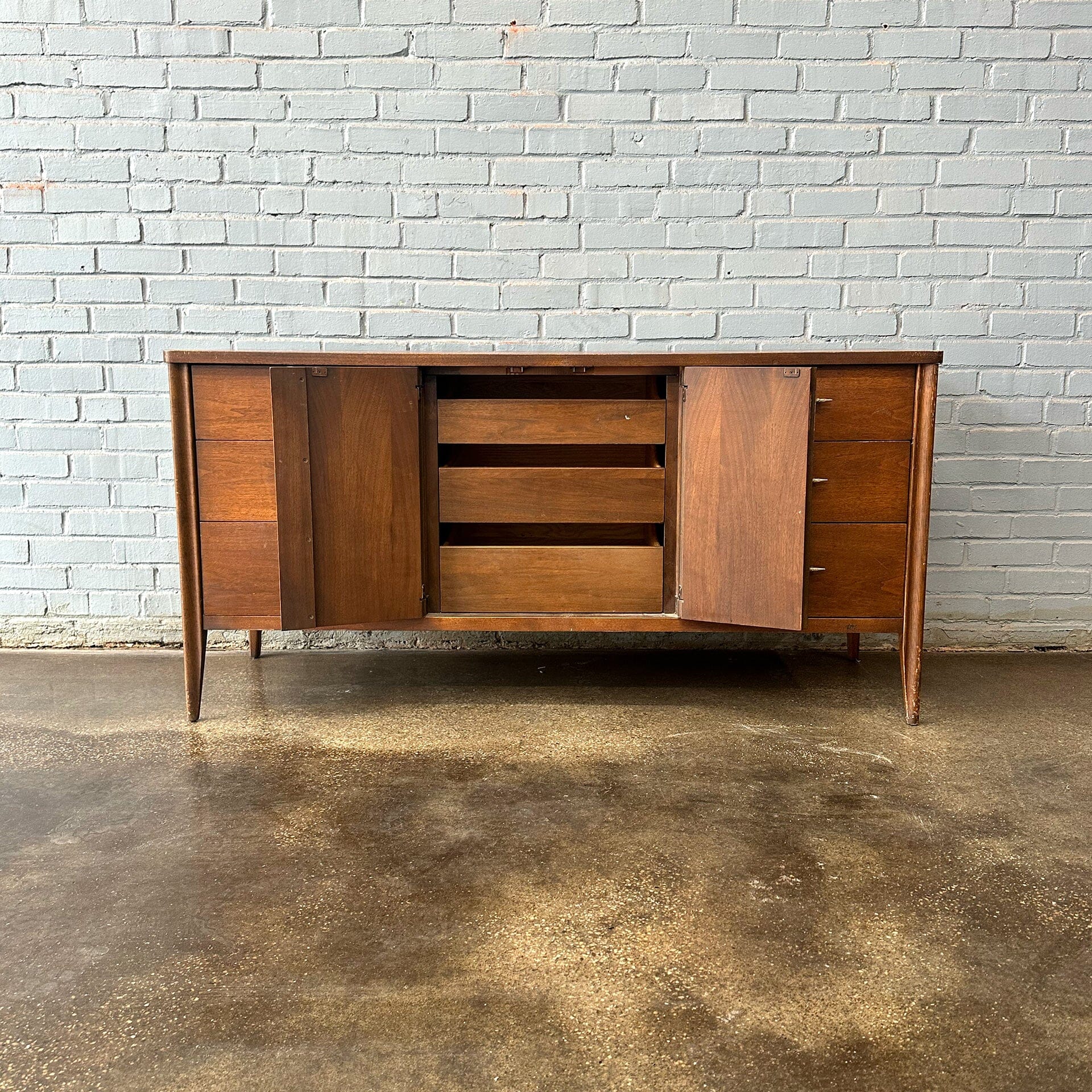 Broyhill Saga Mid-Century Modern Dresser Broyhill Saga Mid-Century Modern Dresser