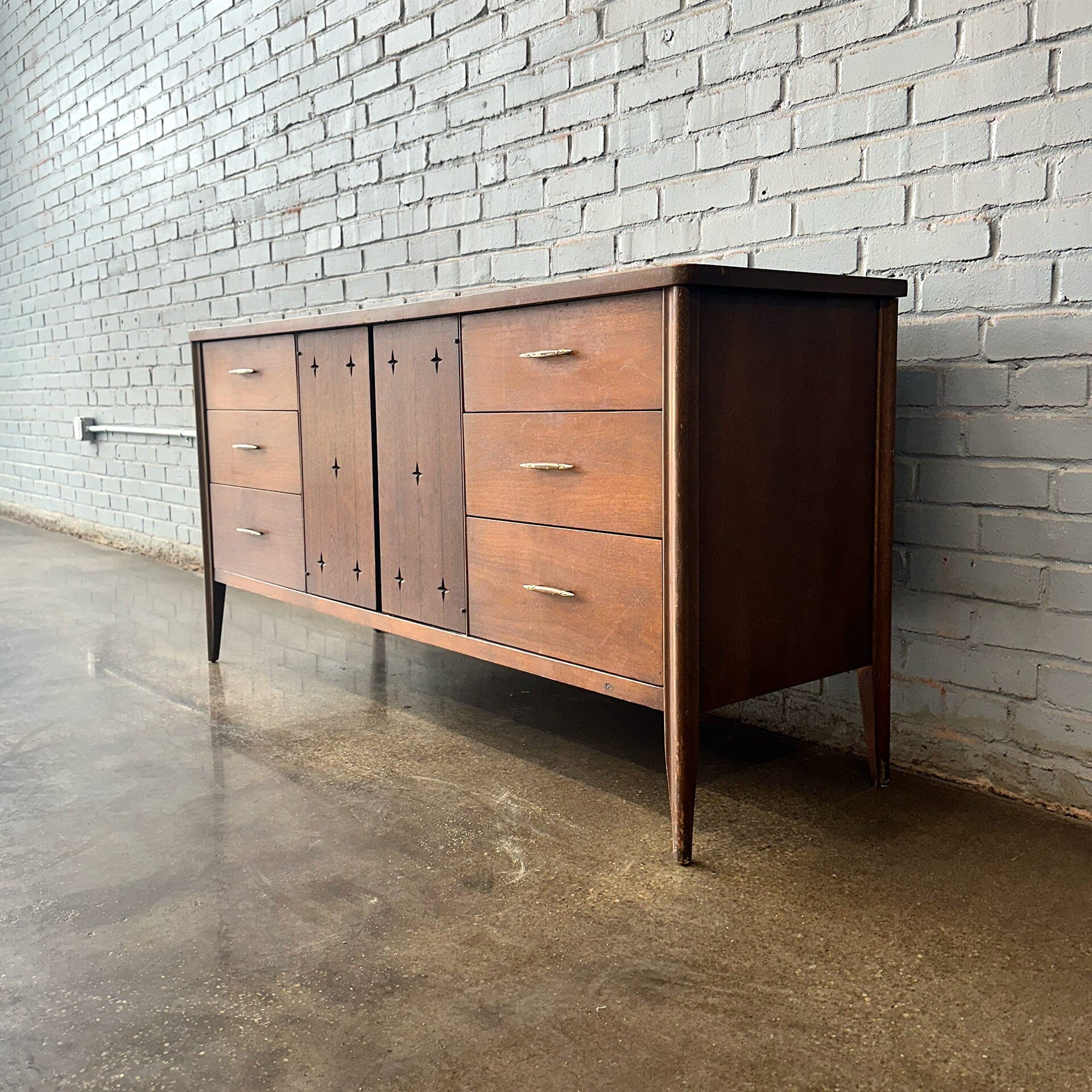 Broyhill Saga Mid-Century Modern Dresser Broyhill Saga Mid-Century Modern Dresser