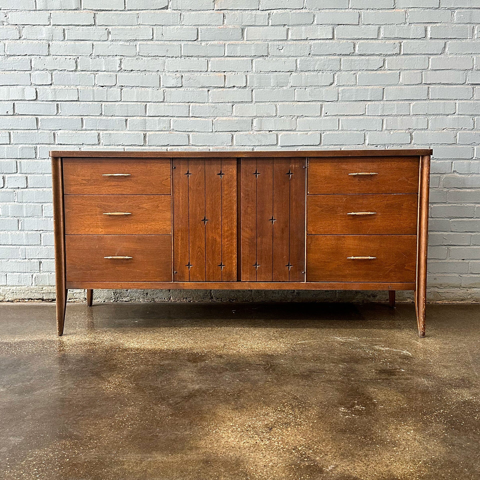 Broyhill Saga Mid-Century Modern Dresser Dressers Broyhill 