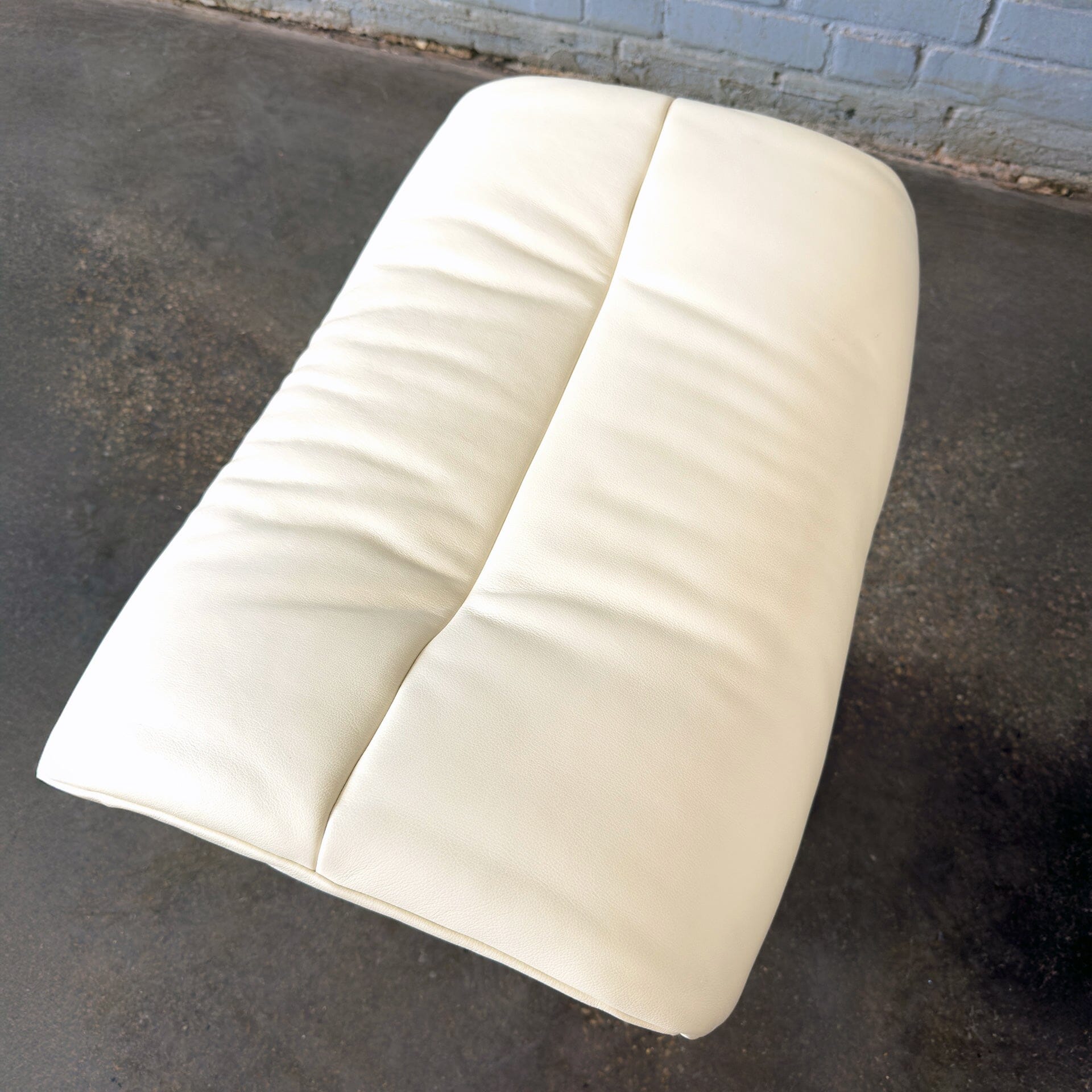 Ekornes Stressless Sunrise Lounge Chair and Ottoman with signature