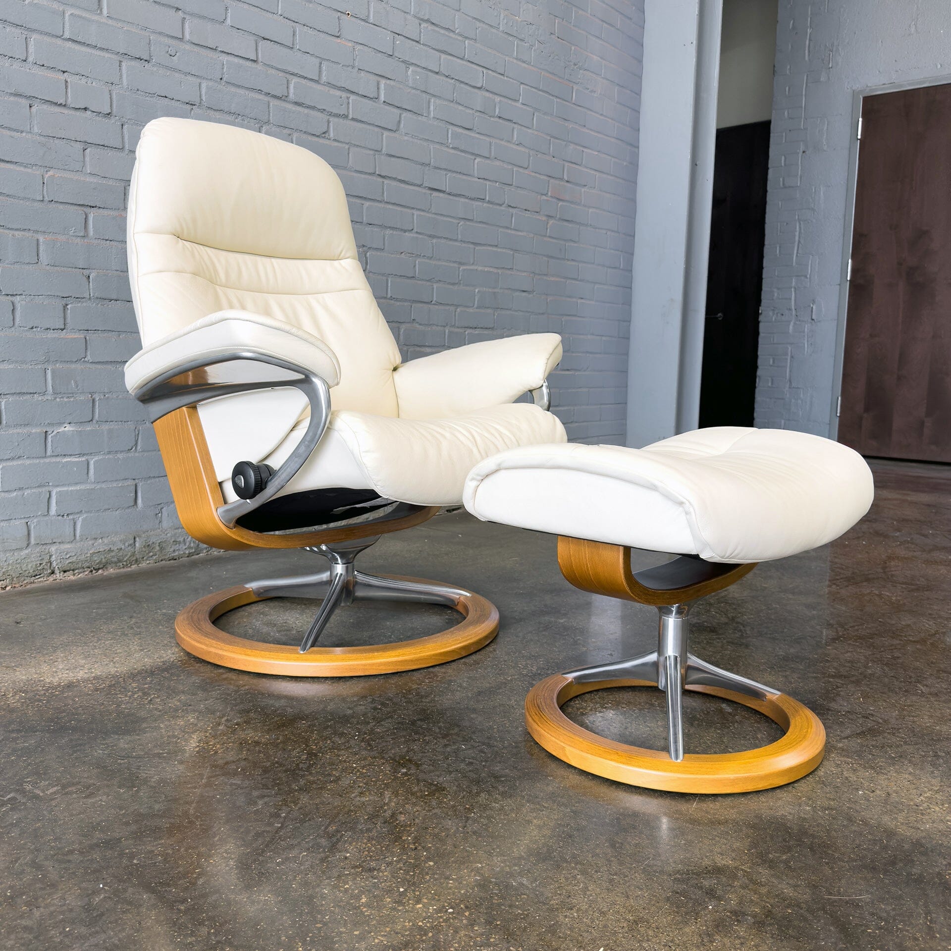 Ekornes Stressless Sunrise Lounge Chair and Ottoman with signature