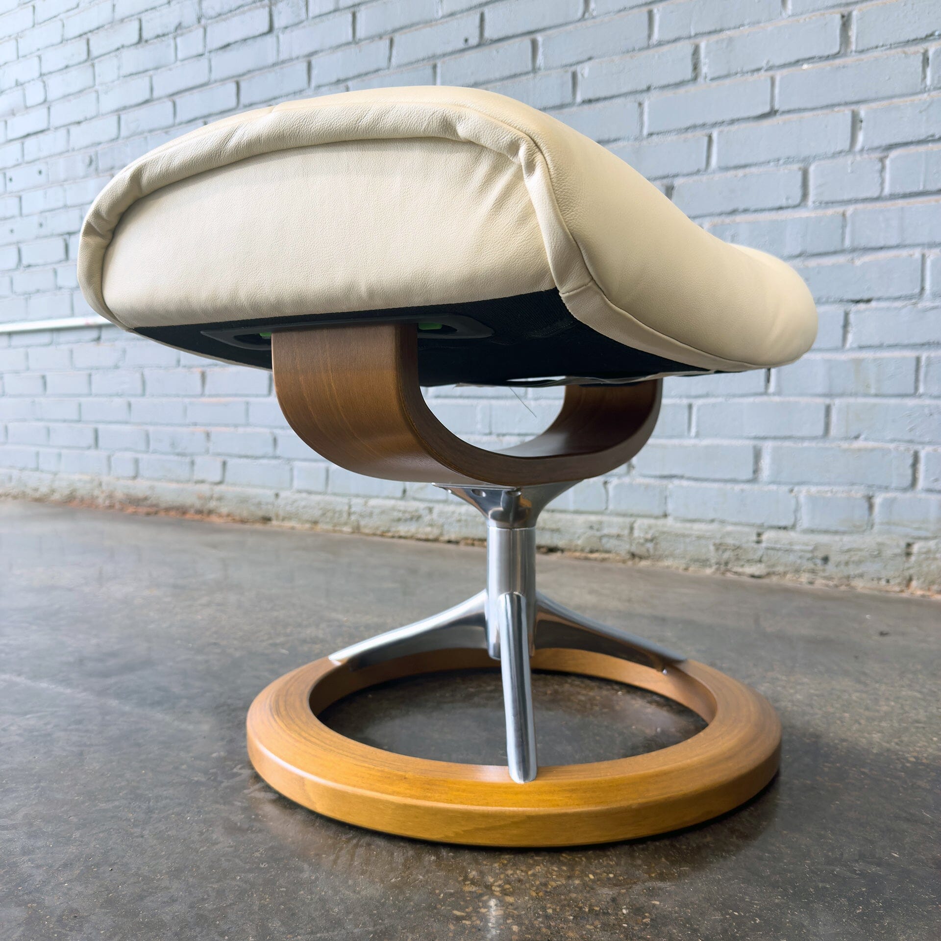 Ekornes Stressless Sunrise Lounge Chair and Ottoman with signature