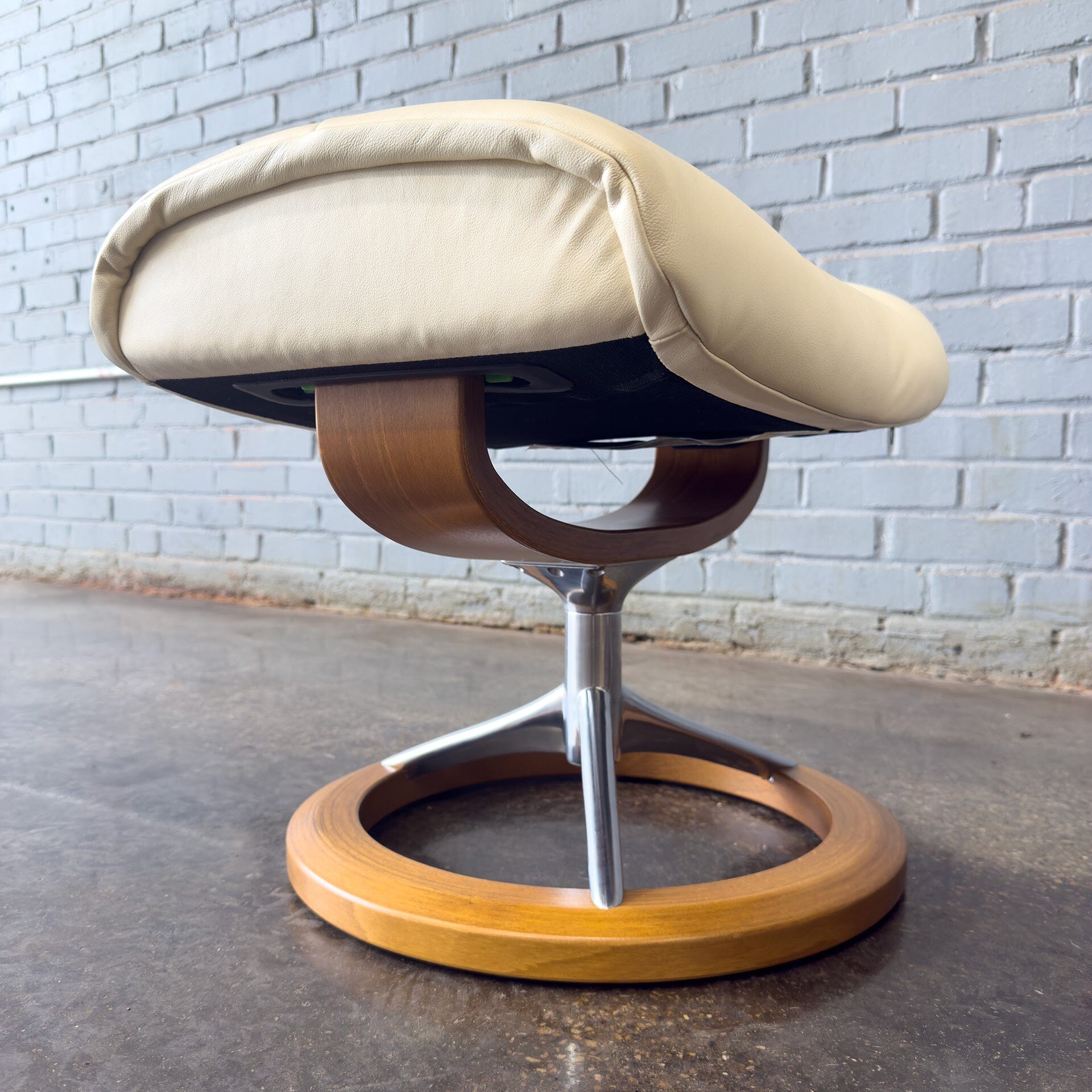 Ekornes Stressless Sunrise Lounge Chair and Ottoman with signature base Lounge Chairs MidMod Decor 