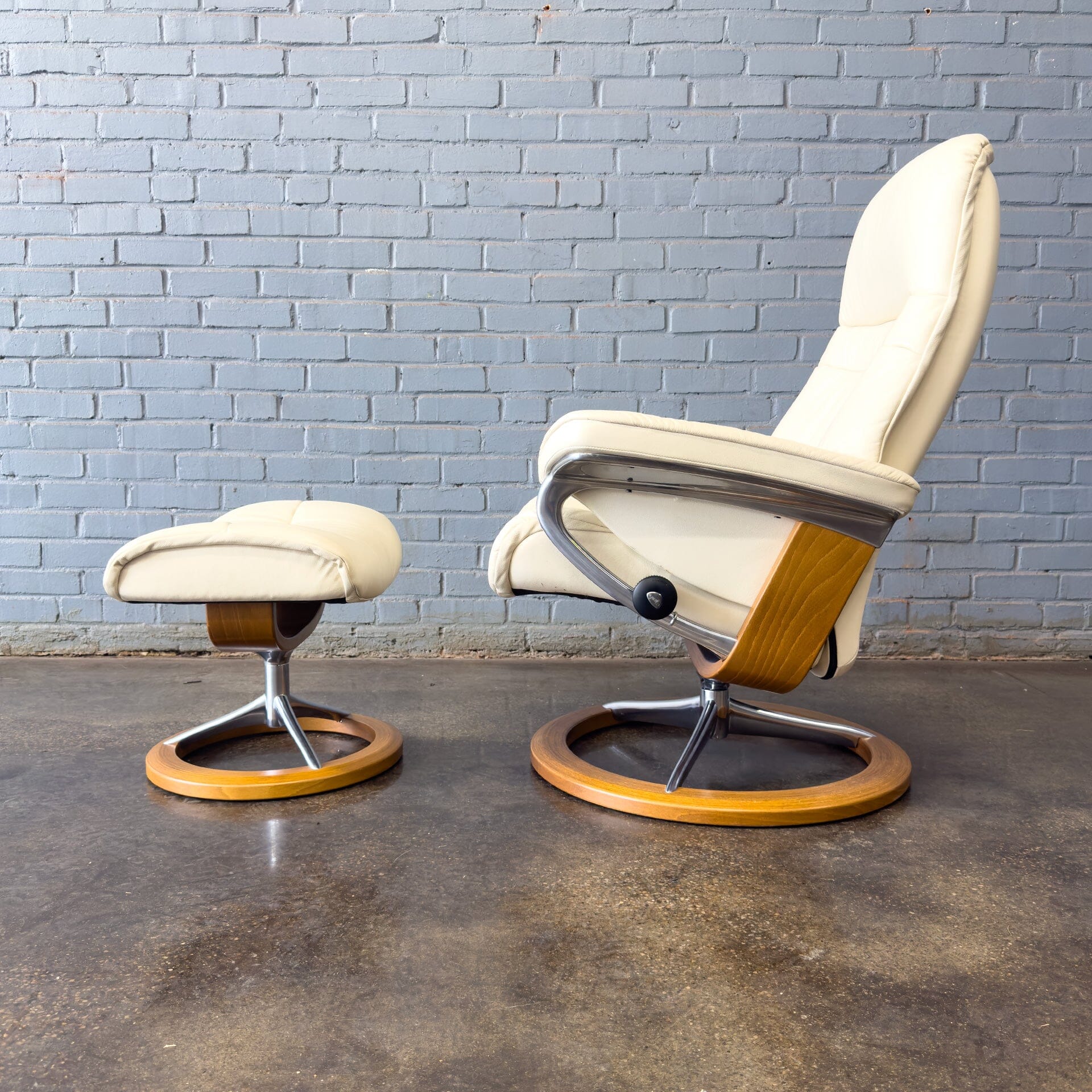 Ekornes Stressless Sunrise Lounge Chair and Ottoman with signature base Lounge Chairs MidMod Decor 