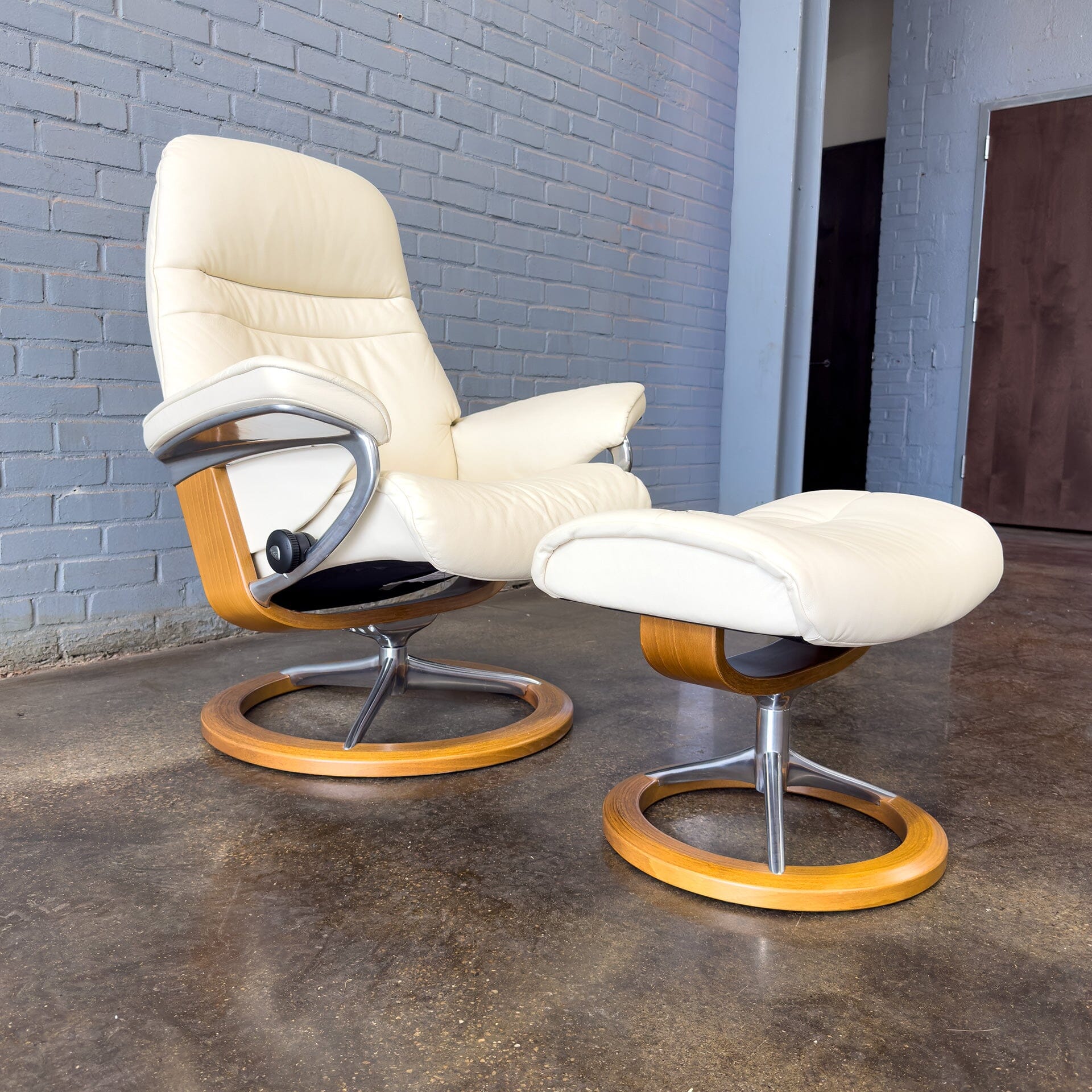 Ekornes Stressless Sunrise Lounge Chair and Ottoman with signature base Lounge Chairs MidMod Decor 