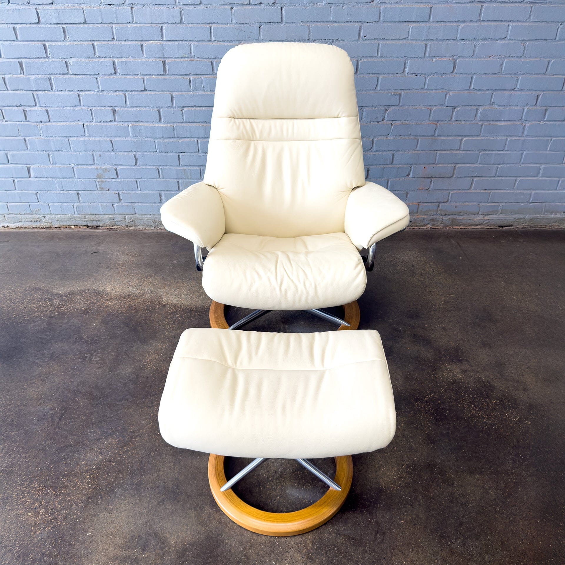 Ekornes Stressless Sunrise Lounge Chair and Ottoman with signature base Lounge Chairs MidMod Decor 