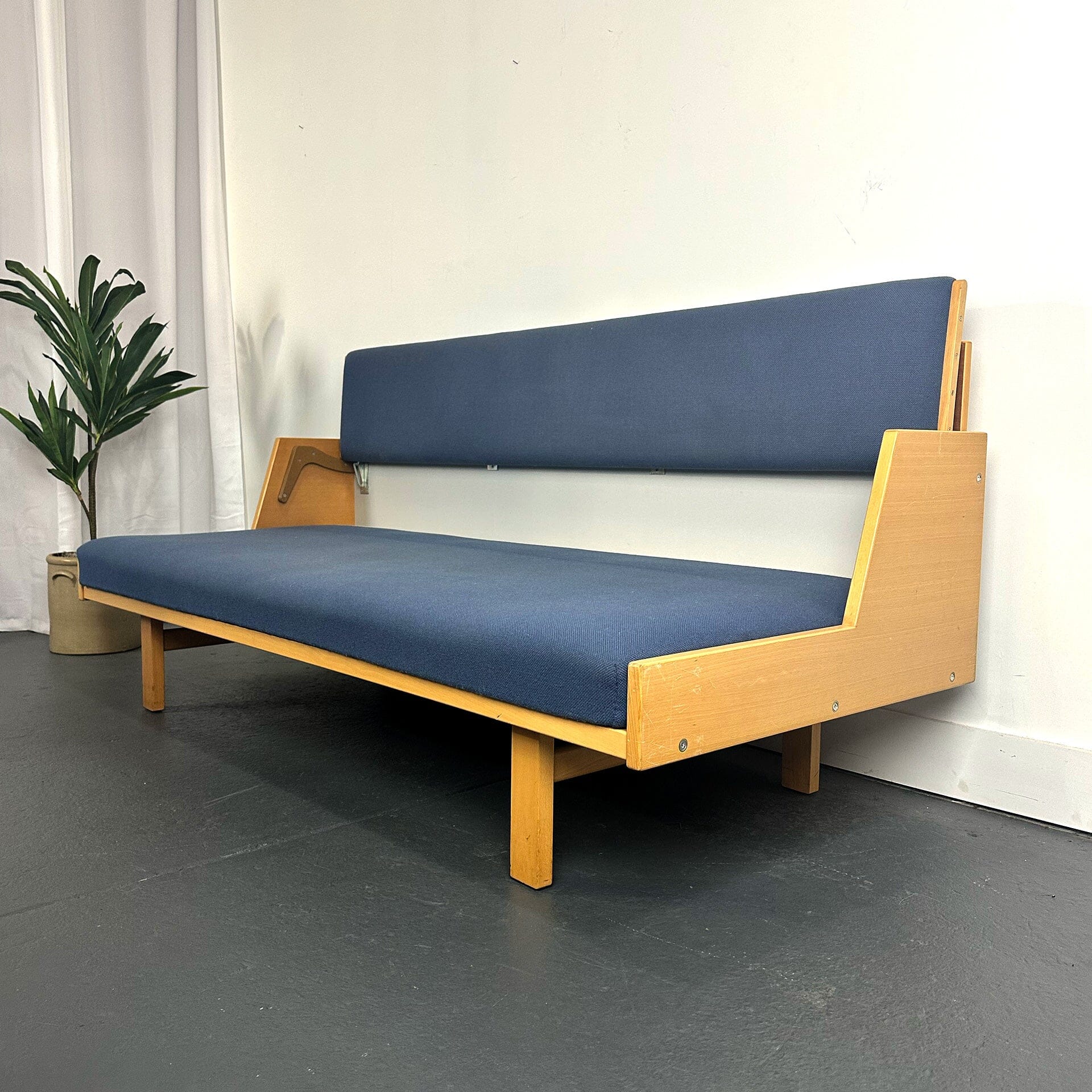 Hans Wegner Daybed GE-258 – MidMod Decor