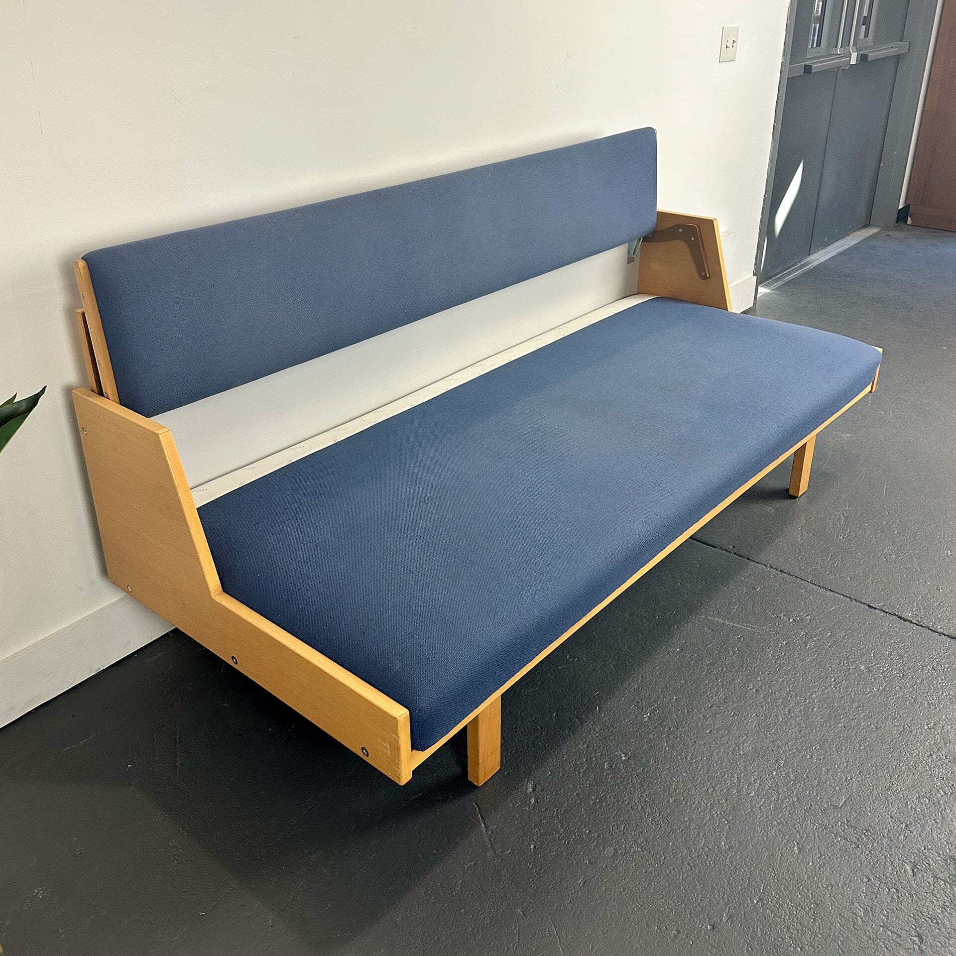 Hans Wegner Daybed GE-258 – MidMod Decor