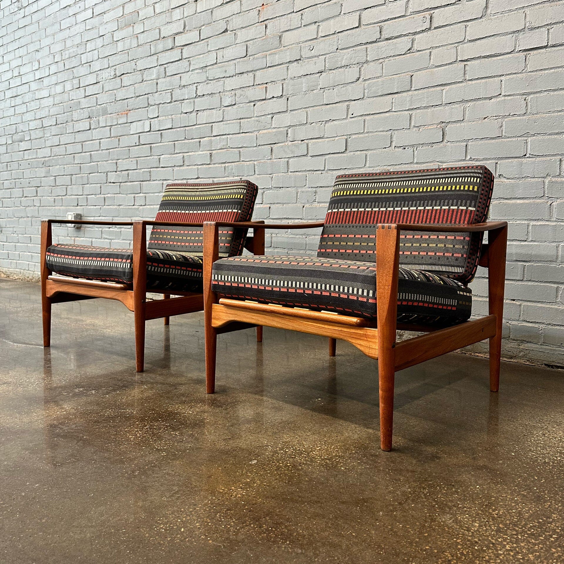 Pair of Teak Loung Chairs by Illum Wikkelsø Lounge Chairs Niels Eilersen 