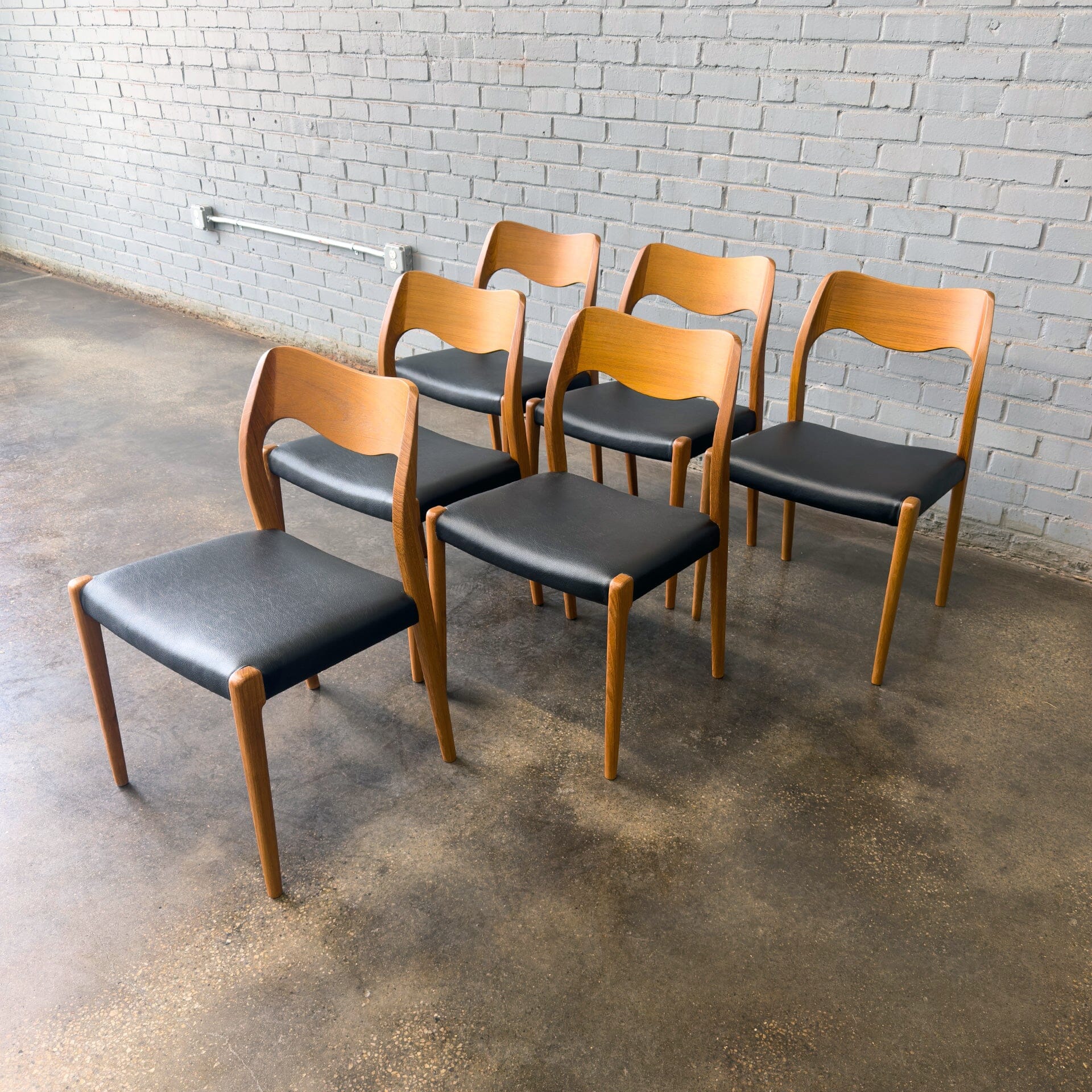 Set of 6 teak Møller 71 dining chairs with black leatherette seats 